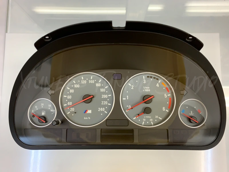 BMW 5-Series E39 dials