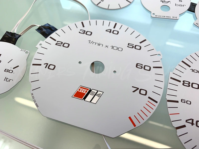 Audi C4 S4 Typ 4A, 1991–1994 EDM 300 km/h plasma dials
